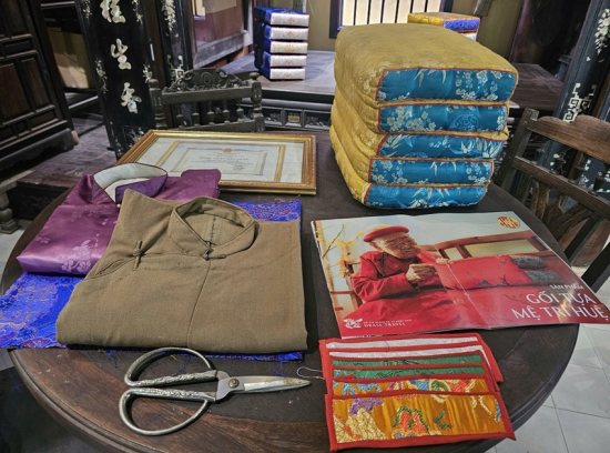 The armrest pillows and memorabilia closely connected to artisan Tri Hue’s life
